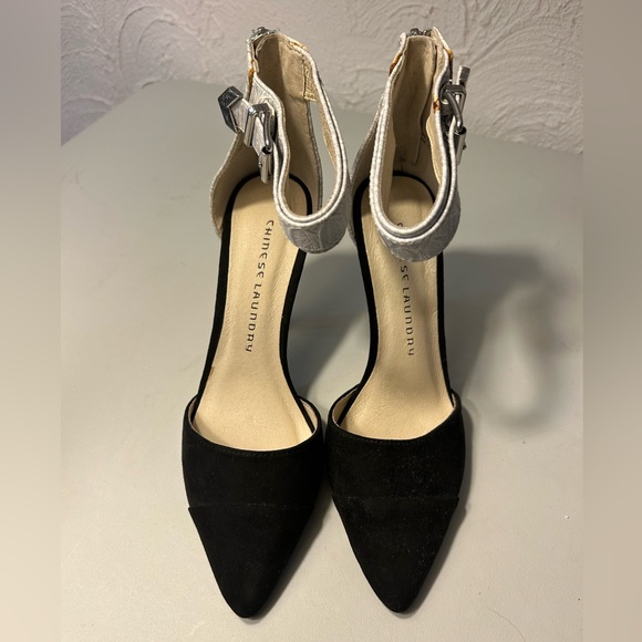 Chinese Laundry 4” Heels with Nlack Suede Toe and Grey Dnake Pattern size 7 1/2 - Picture 2 of 5